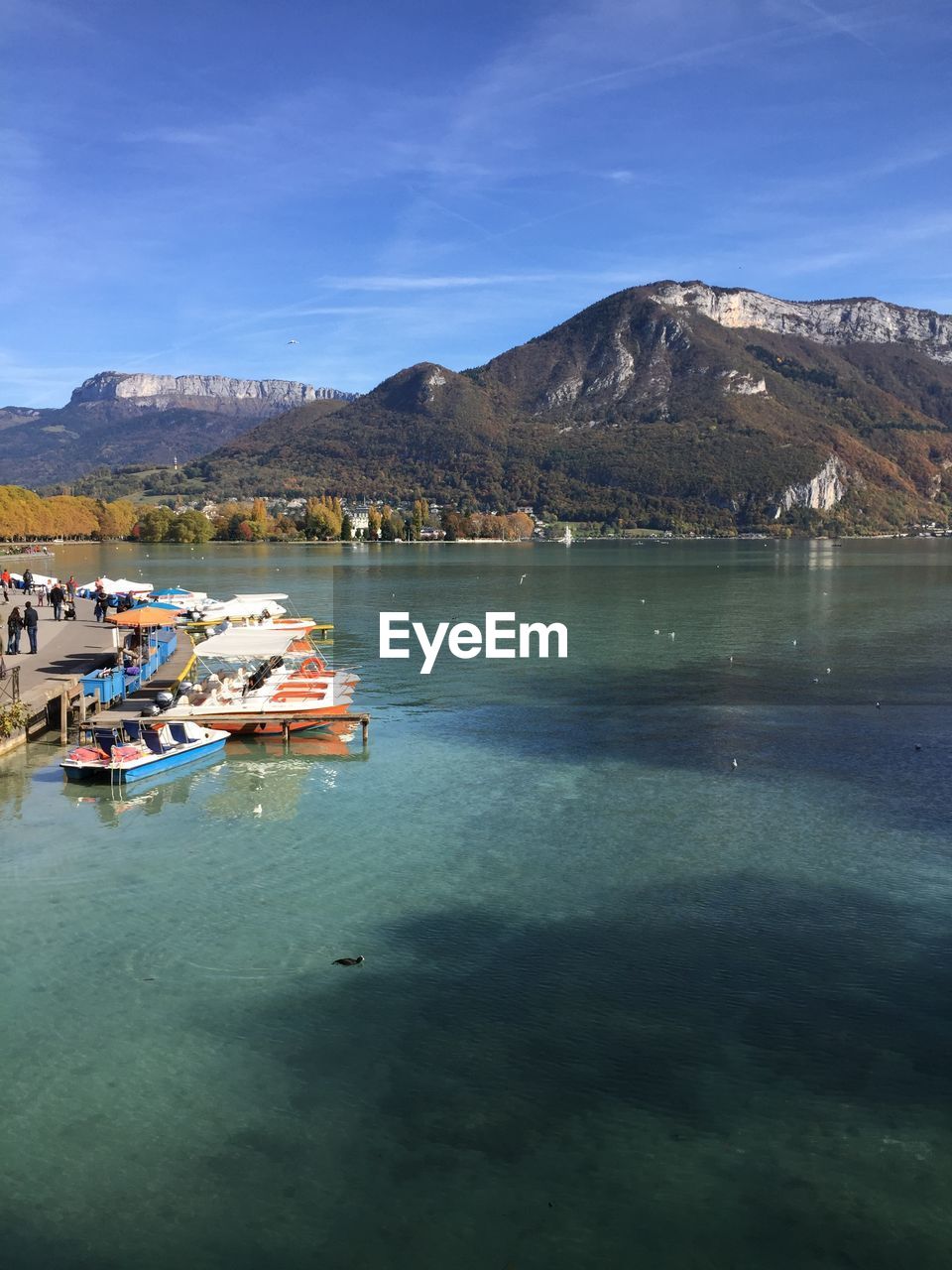 SCENIC VIEW OF SEA AGAINST MOUNTAINS