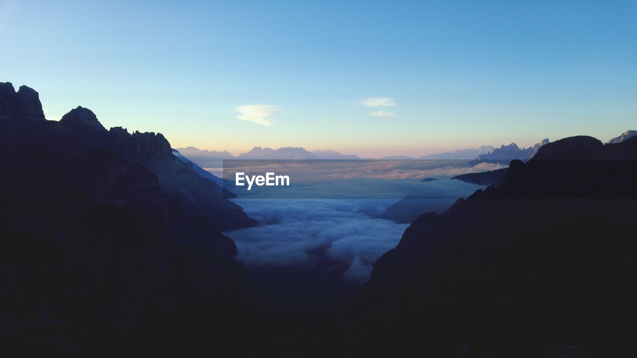 SCENIC VIEW OF SILHOUETTE MOUNTAINS AGAINST SKY