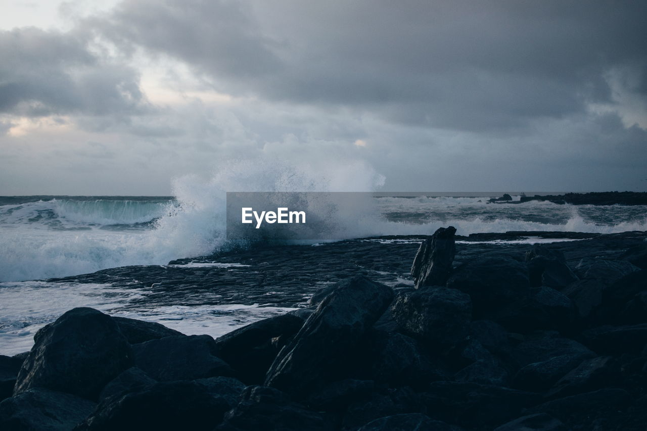 PANORAMIC VIEW OF SEA WAVES AGAINST SKY