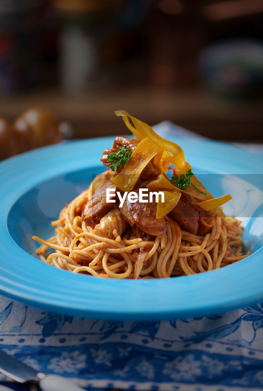 CLOSE-UP OF FOOD IN PLATE