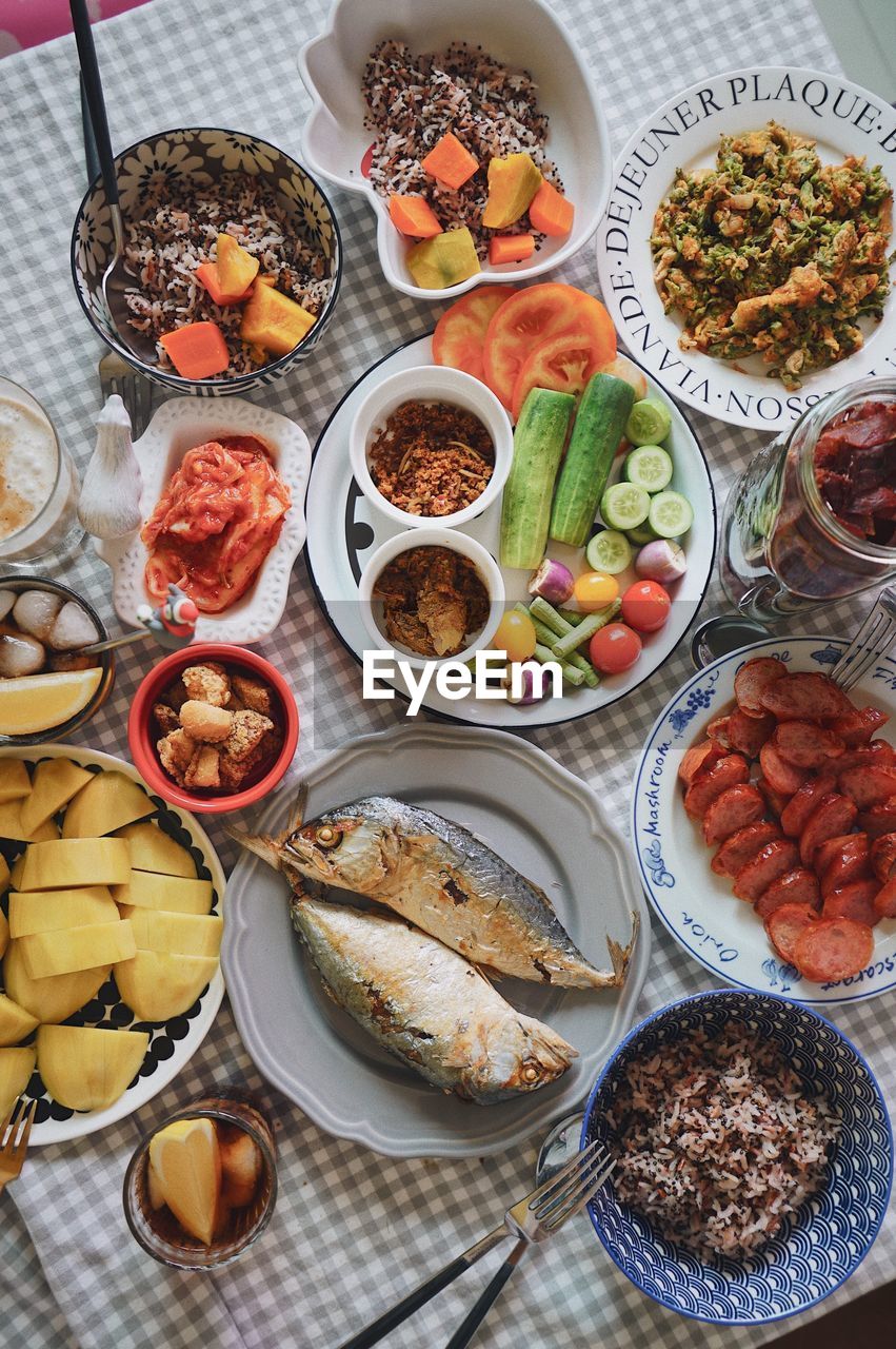 HIGH ANGLE VIEW OF BREAKFAST IN BOWL ON TABLE