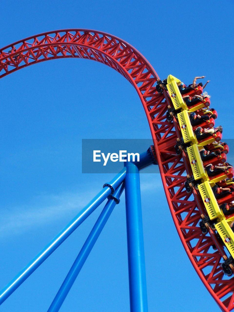 LOW ANGLE VIEW OF FERRIS WHEEL AGAINST BLUE SKY