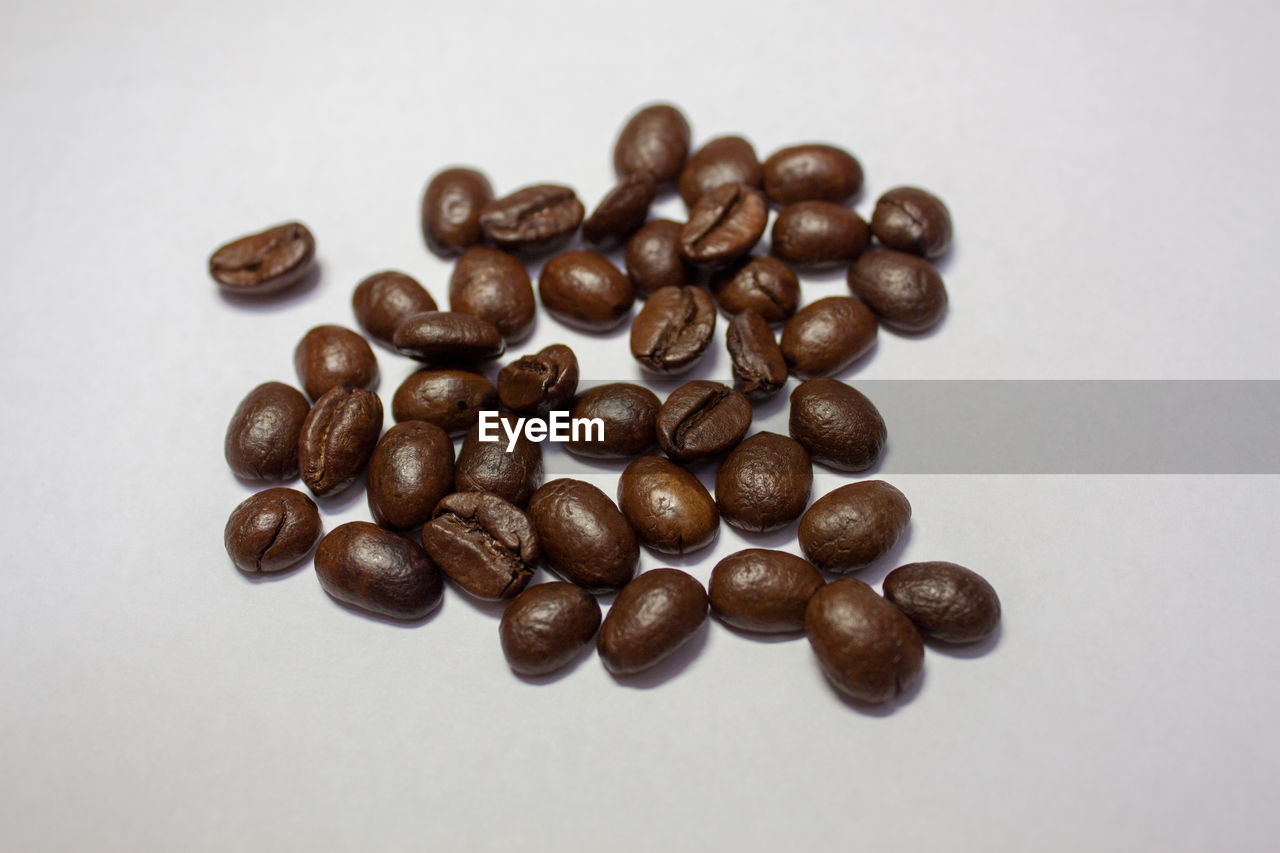 CLOSE-UP OF ROASTED COFFEE BEANS