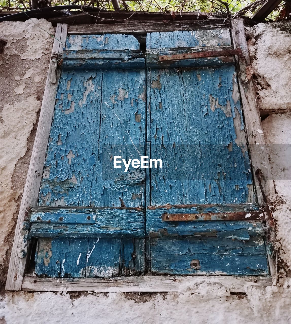 LOW ANGLE VIEW OF WEATHERED HOUSE