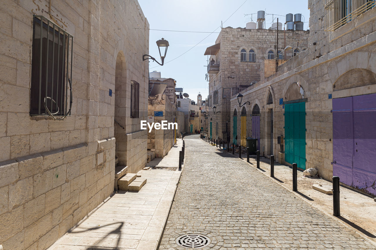 NARROW STREET BETWEEN BUILDINGS