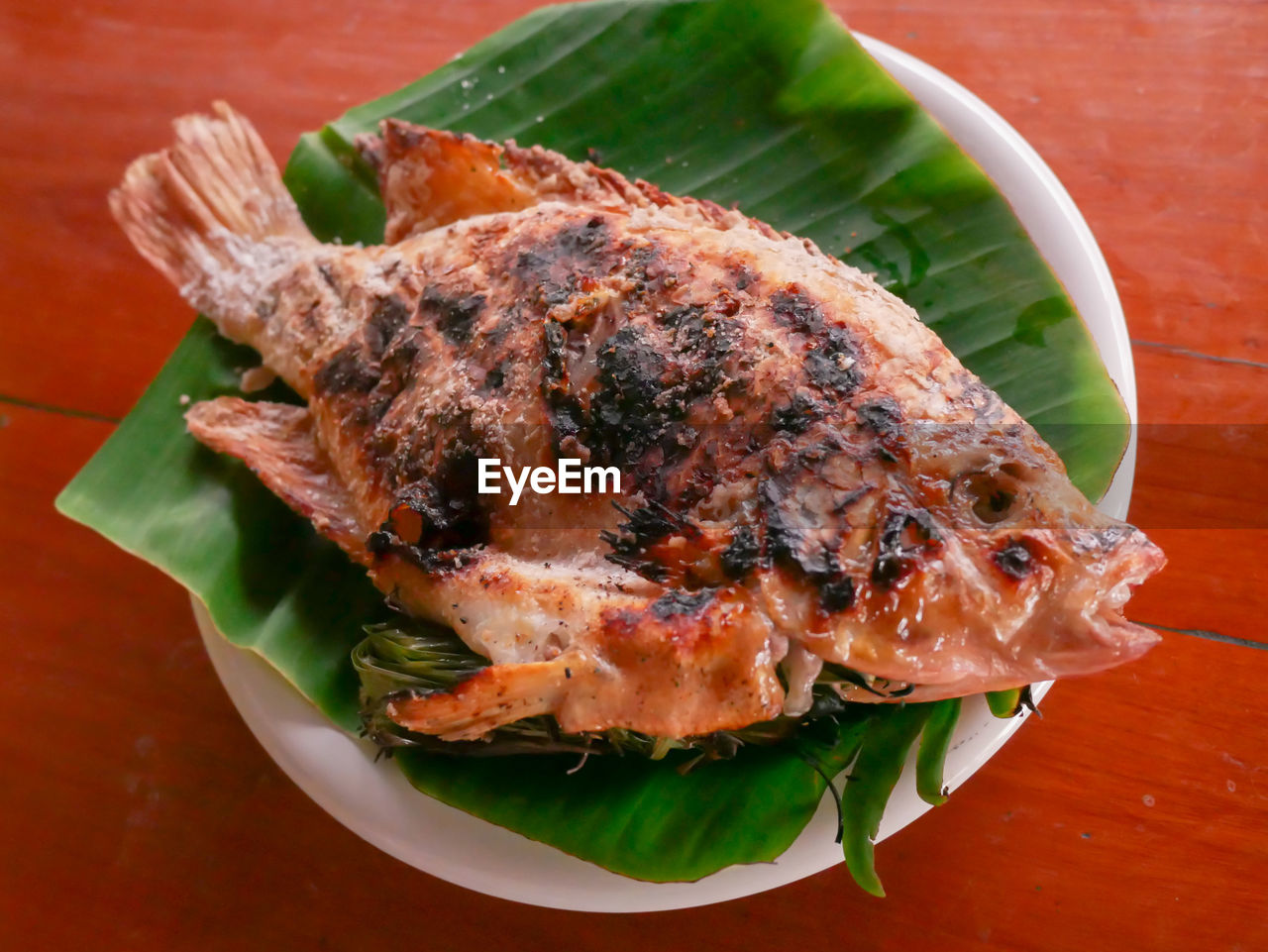 HIGH ANGLE VIEW OF FISH ON PLATE