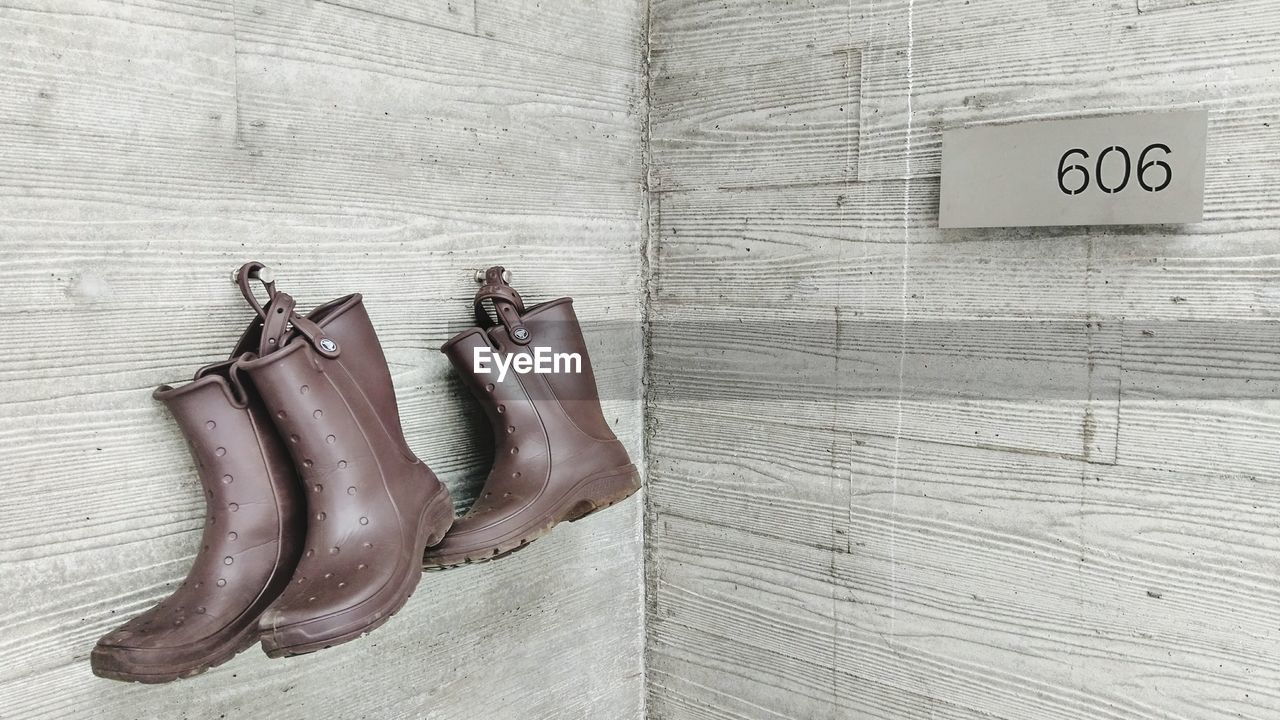 HIGH ANGLE VIEW OF HAND ON WOODEN FLOOR