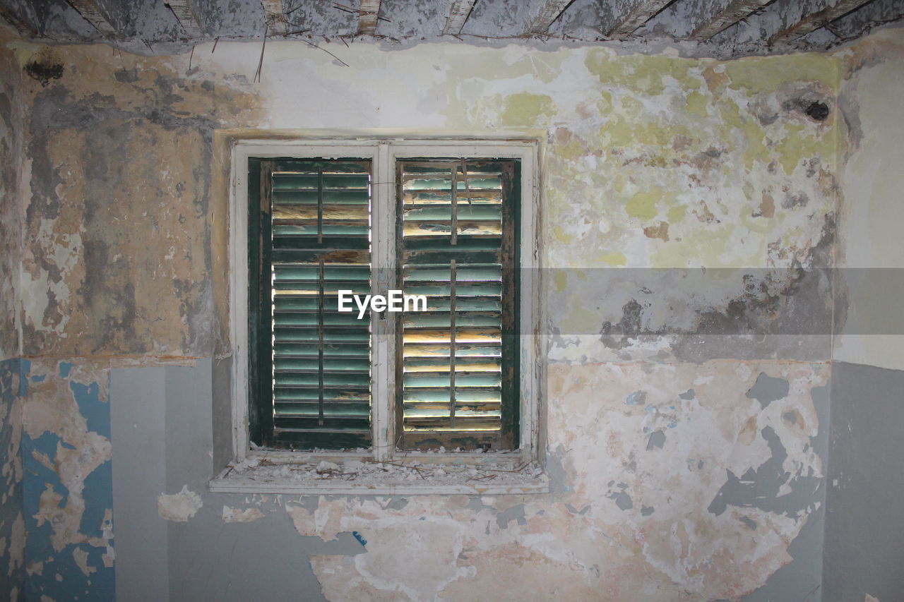 wall, window, room, architecture, house, building, wall - building feature, built structure, no people, indoors, damaged, old, abandoned, weathered, rundown, day, interior design, decline, deterioration, plaster, peeling off, bad condition, home interior, home