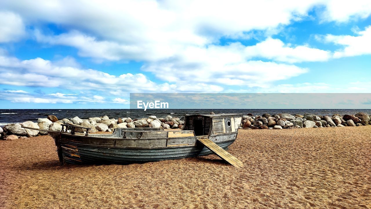 An old boat in the beach