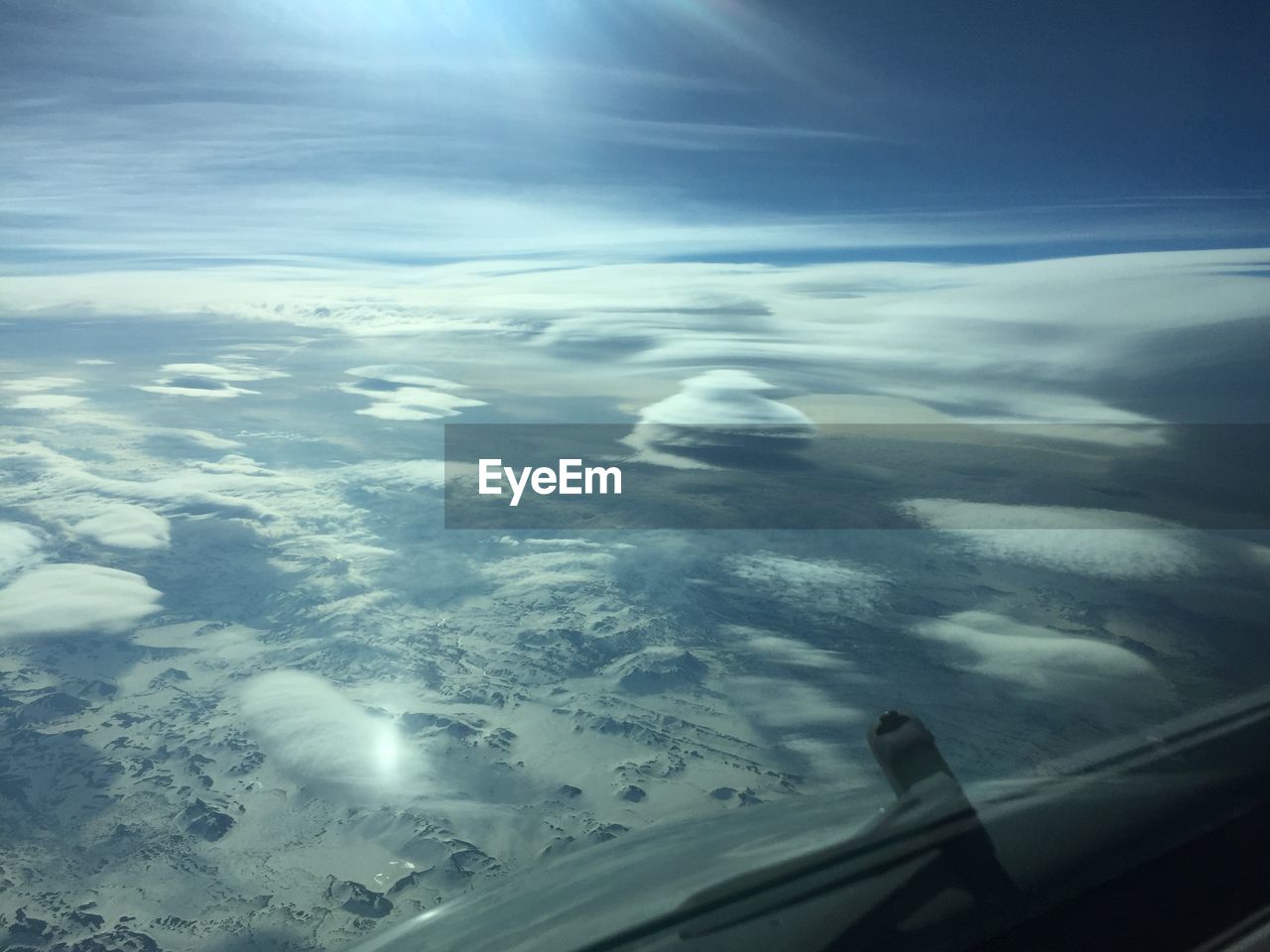 AERIAL VIEW OF CALM SEA AGAINST SKY