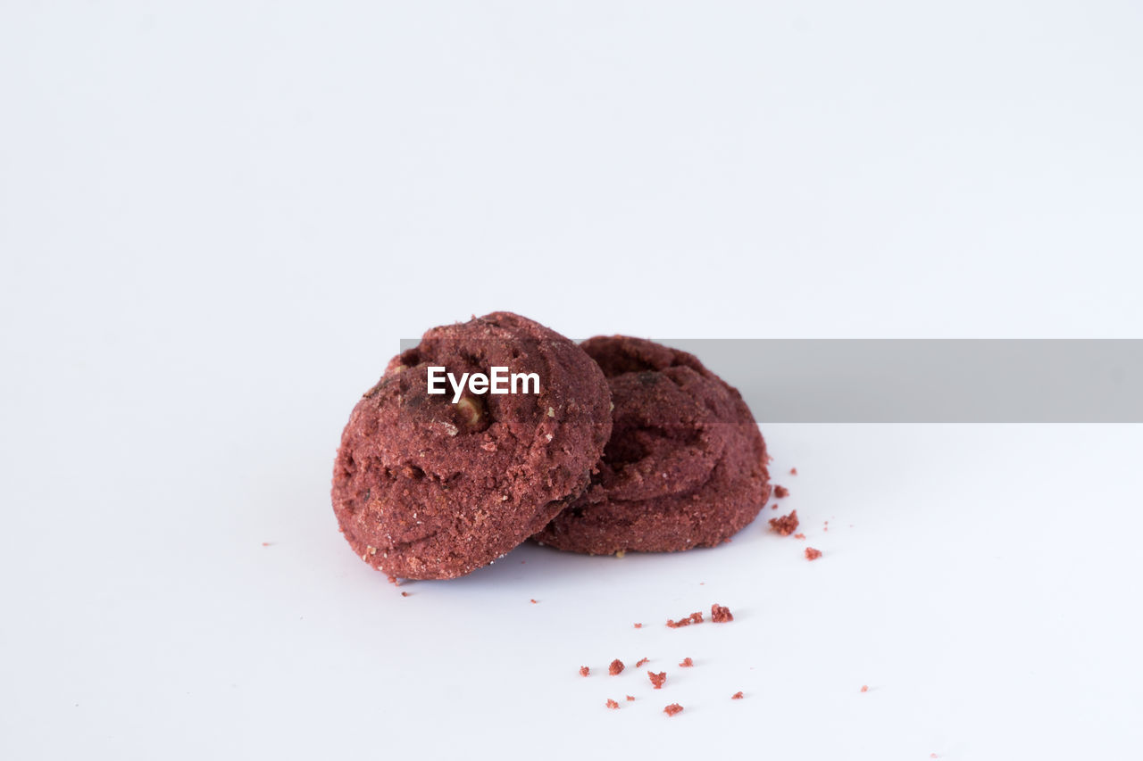 CLOSE-UP OF CHOCOLATE CAKE OVER WHITE BACKGROUND