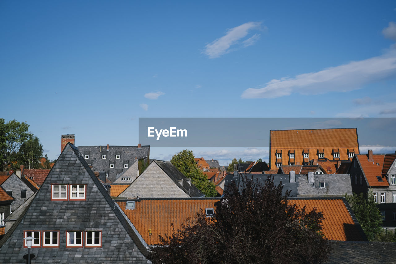 LOW ANGLE VIEW OF BUILDINGS IN CITY