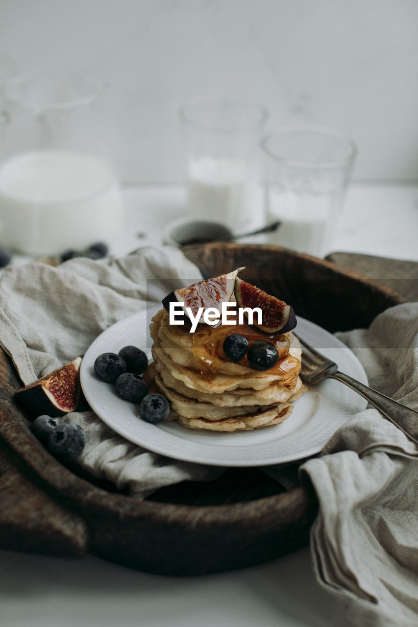 Pancakes with fig and blueberries