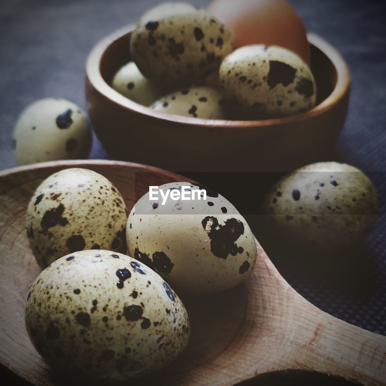 HIGH ANGLE VIEW OF EGGS IN PLATE