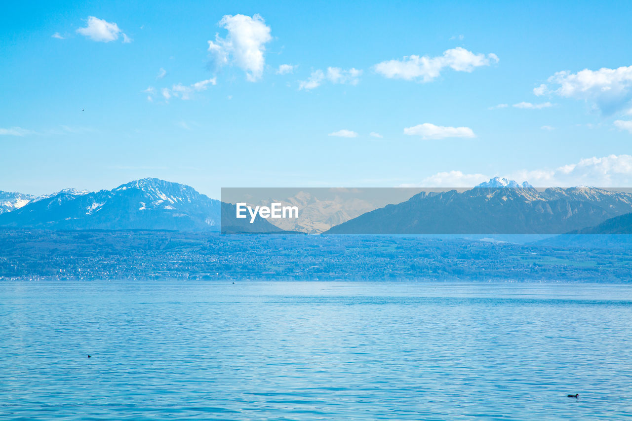 SCENIC VIEW OF SEA AND MOUNTAINS AGAINST SKY