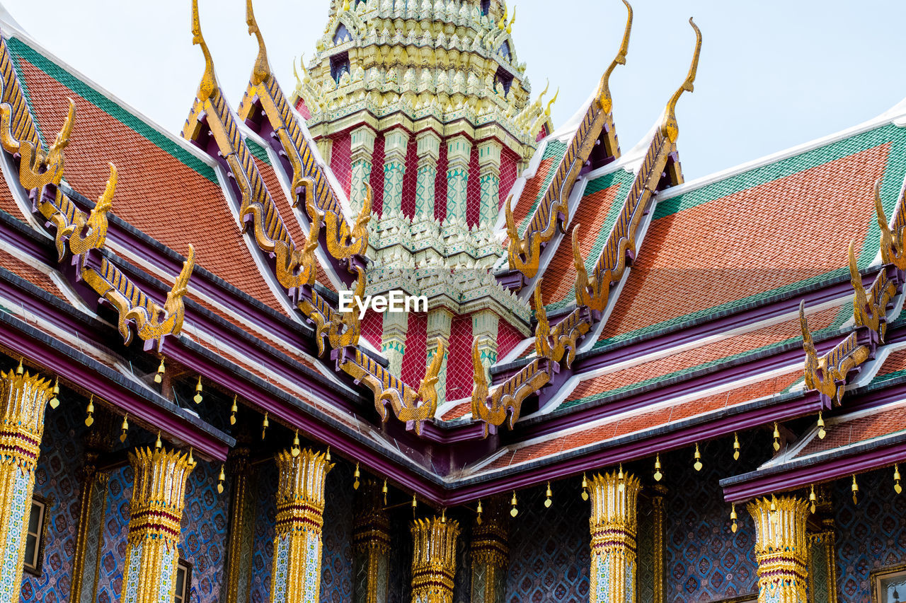 LOW ANGLE VIEW OF TEMPLE ON BUILDING