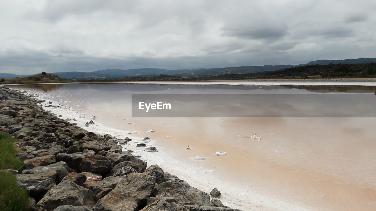 PANORAMIC VIEW OF LAKE AGAINST SKY