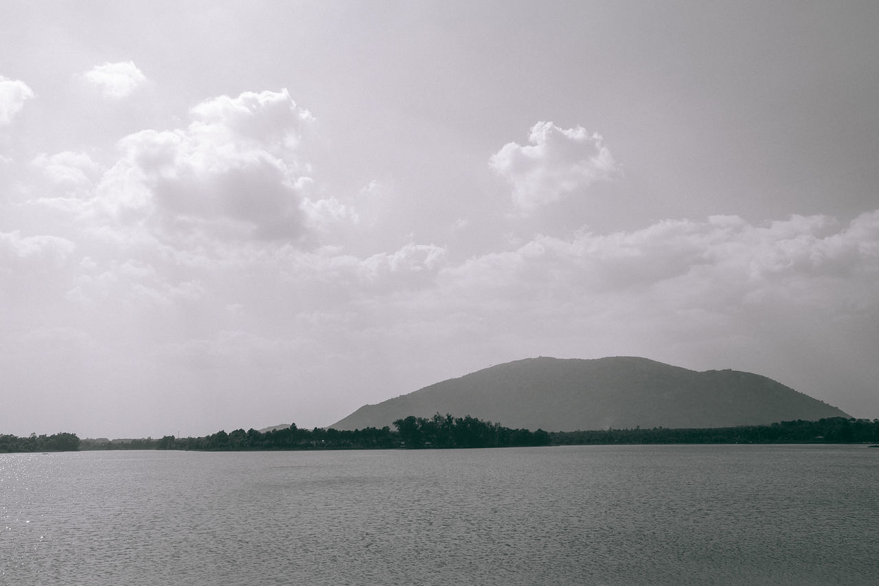 SCENIC VIEW OF LAKE BY MOUNTAIN AGAINST SKY