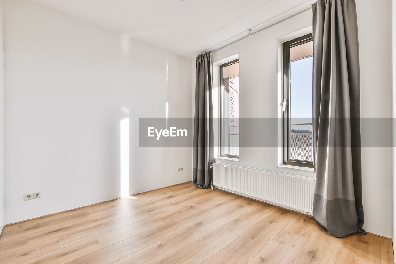 INTERIOR OF EMPTY ROOM