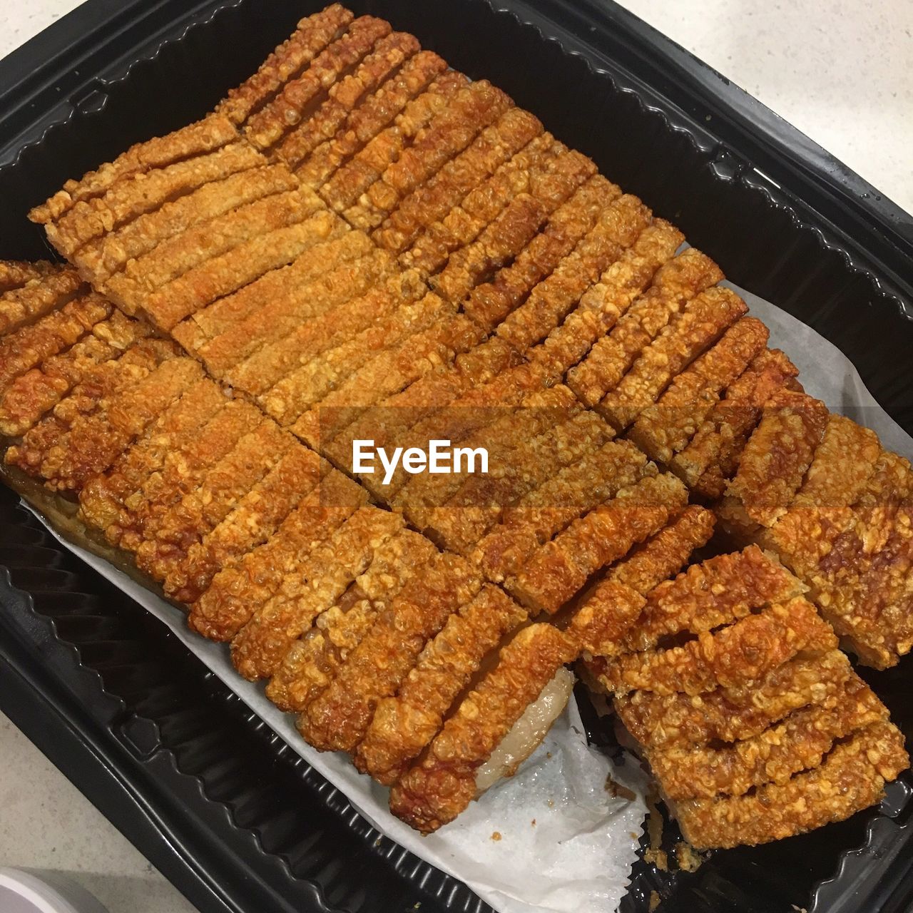 HIGH ANGLE VIEW OF BREAD IN PLATE