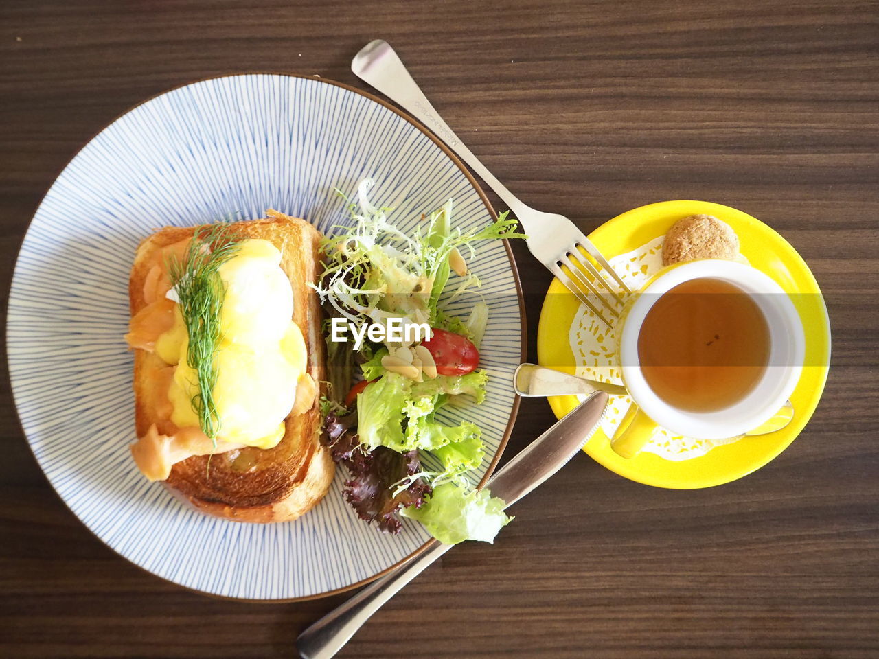 HIGH ANGLE VIEW OF FOOD ON TABLE
