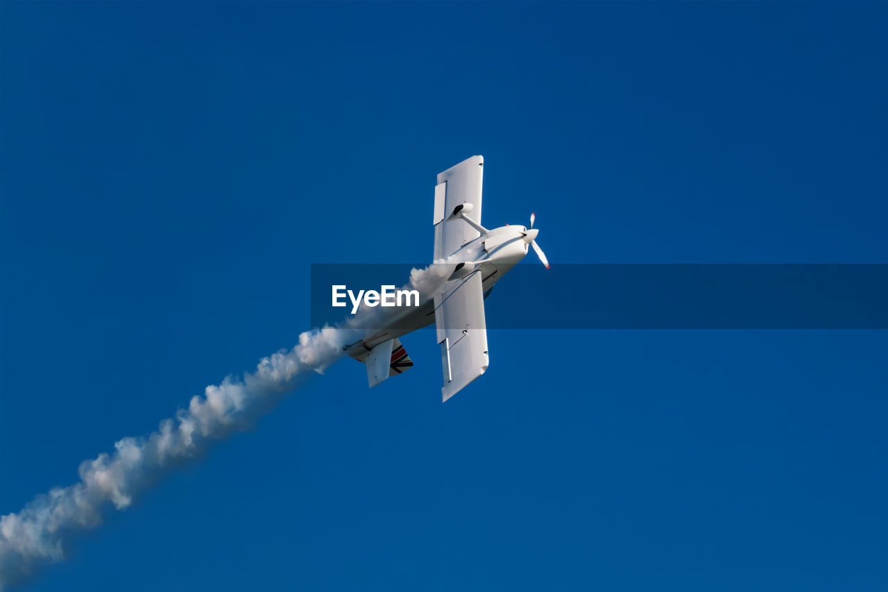 air vehicle, airplane, sky, flying, transportation, blue, mode of transportation, clear sky, vapor trail, on the move, air show, vehicle, aircraft, nature, cloud, no people, aviation, military, smoke, motion, sunny, copy space, aerobatics, day, wing, travel, outdoors, low angle view, air force, general aviation, mid-air, fighter plane, plane