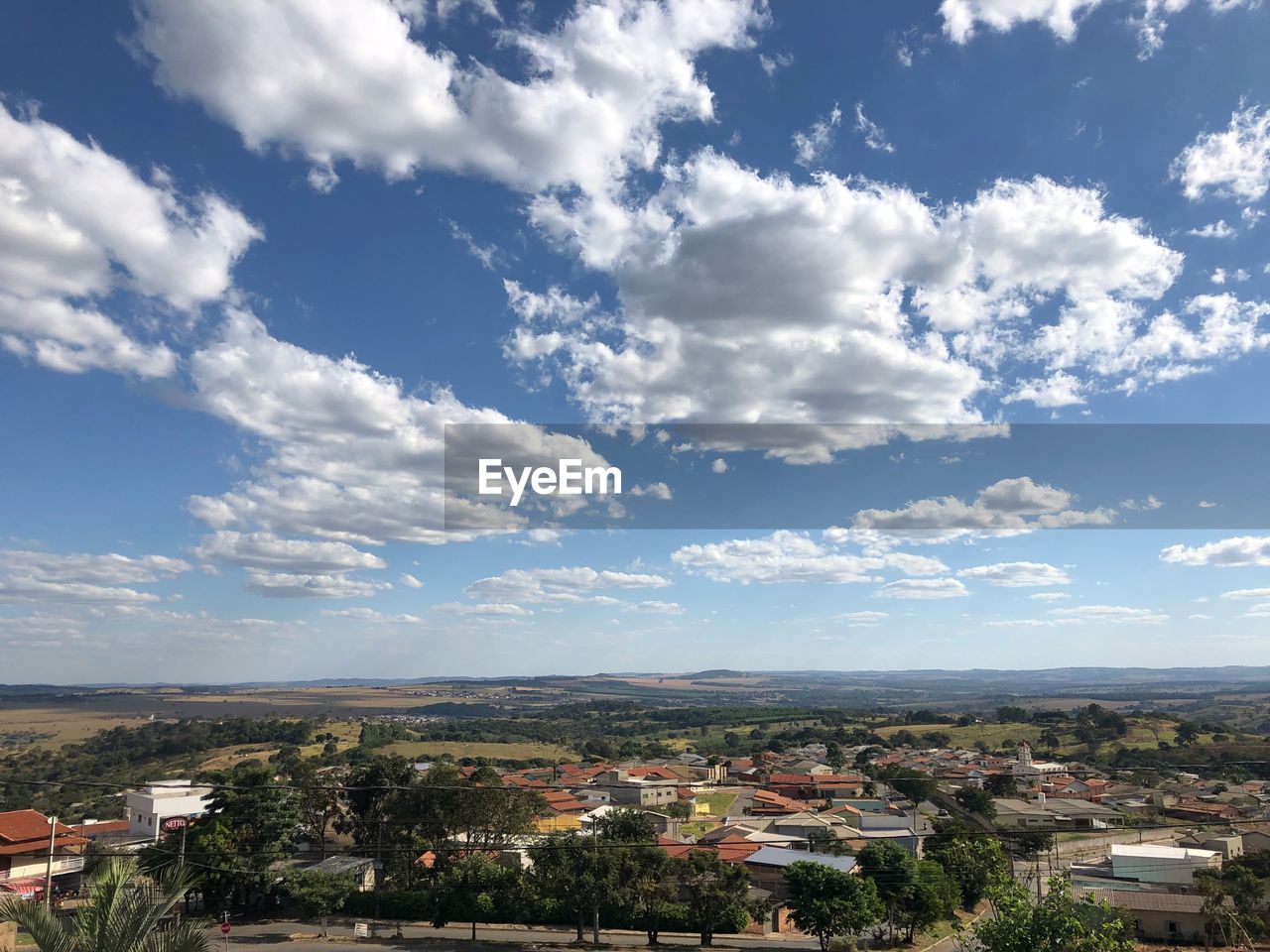 HIGH ANGLE VIEW OF BUILDINGS IN CITY AGAINST SKY