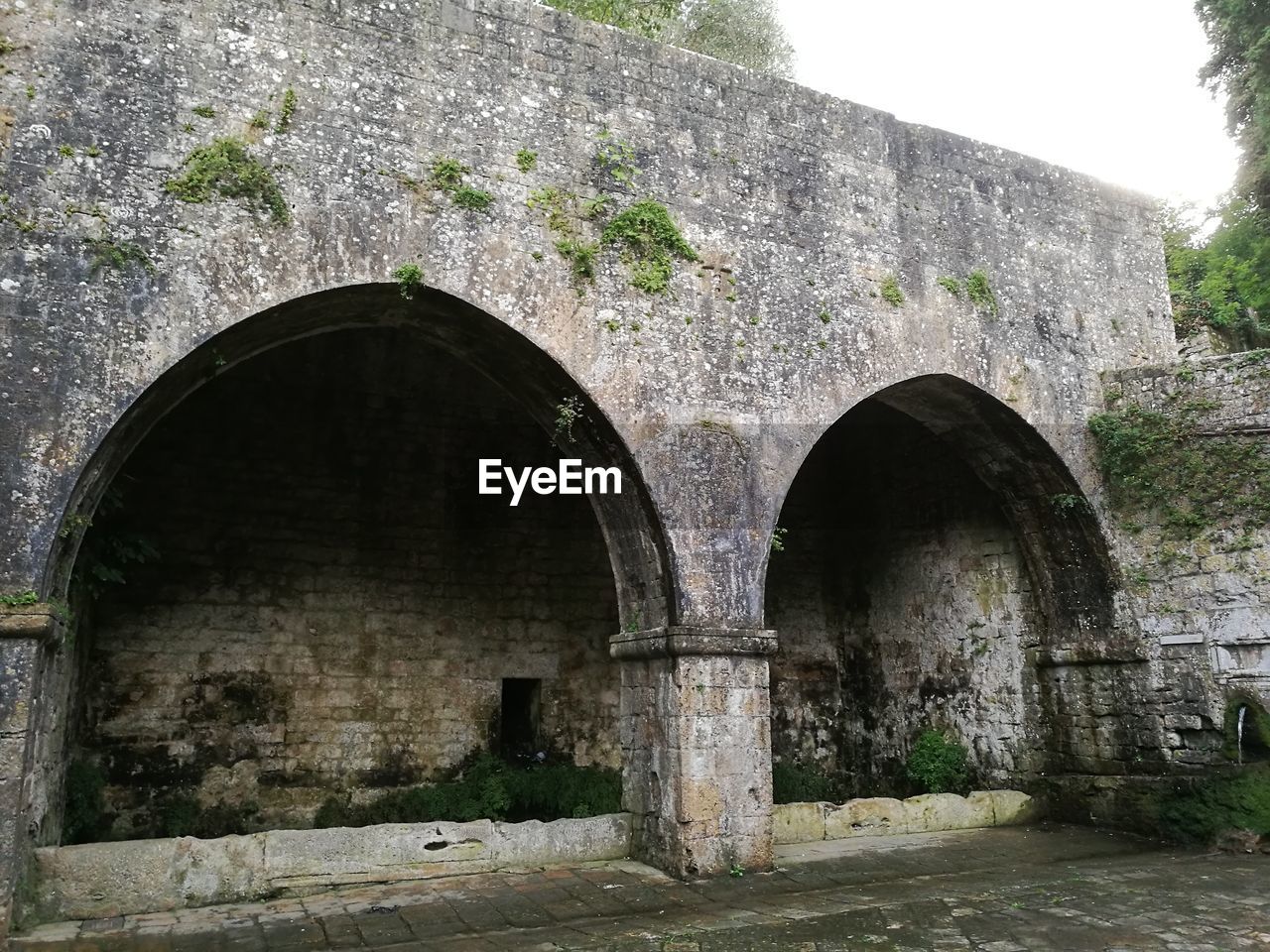 OLD BUILT STRUCTURE AGAINST SKY