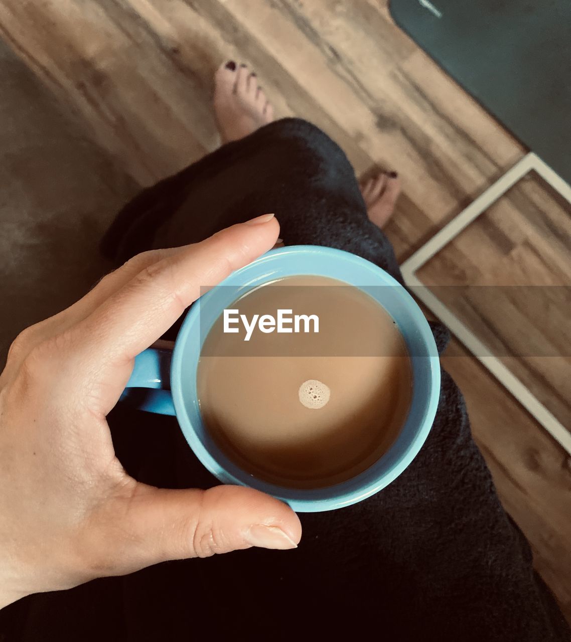 DIRECTLY ABOVE SHOT OF HAND HOLDING COFFEE