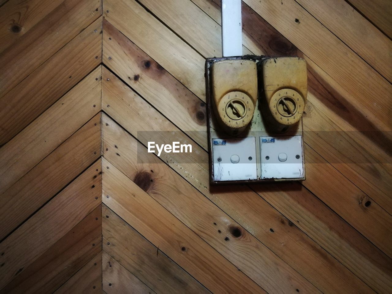 HIGH ANGLE VIEW OF PIANO ON WOODEN TABLE