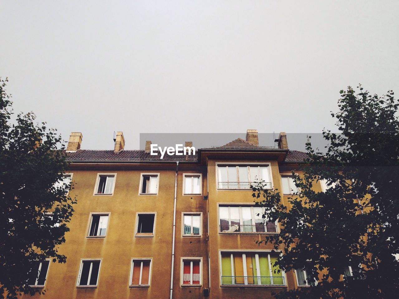 LOW ANGLE VIEW OF BUILDINGS AGAINST CLEAR SKY