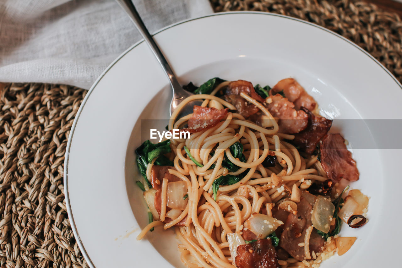 HIGH ANGLE VIEW OF NOODLES SERVED IN PLATE