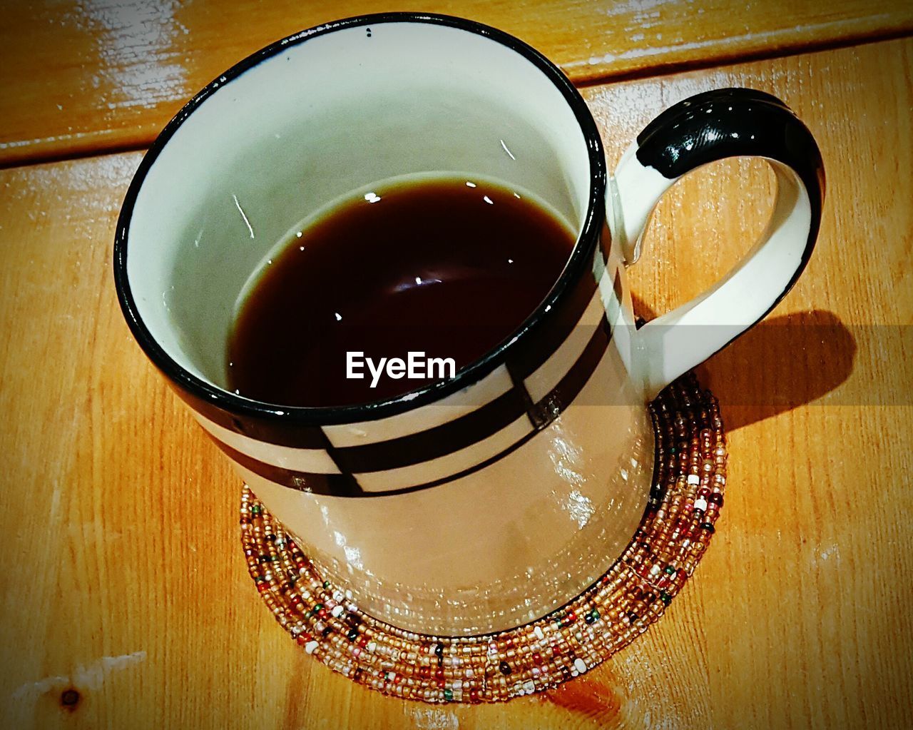 HIGH ANGLE VIEW OF COFFEE CUP ON TABLE