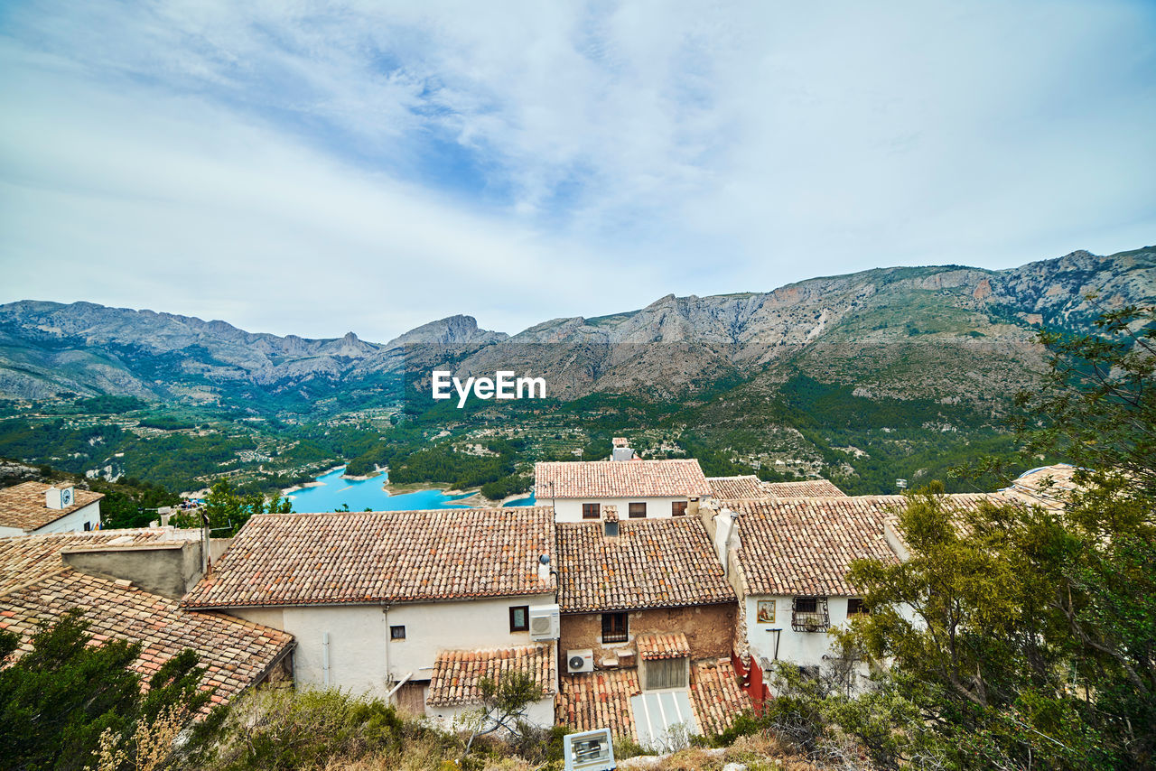 HIGH ANGLE VIEW OF BUILDINGS AGAINST SKY