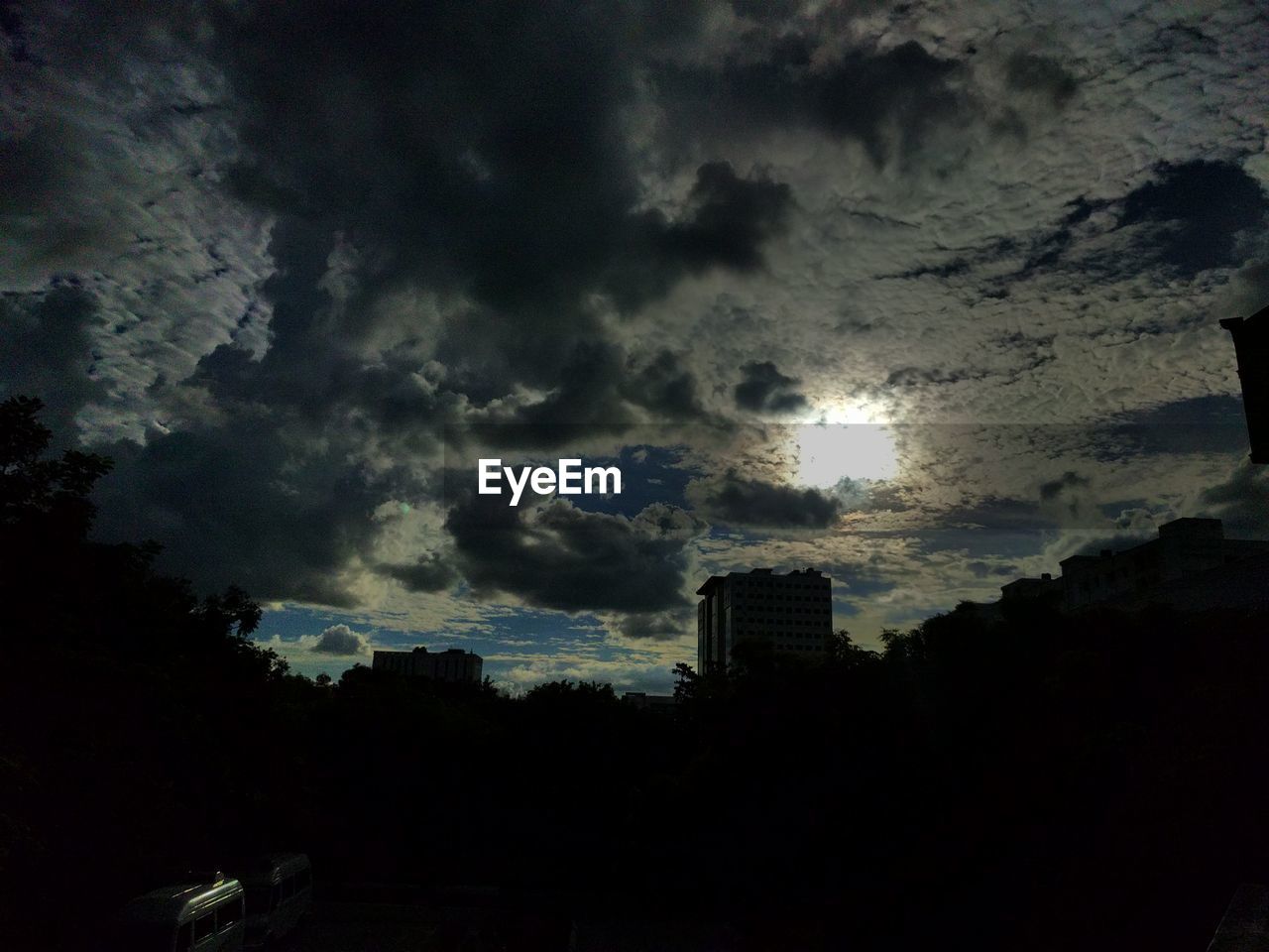 SILHOUETTE OF BUILDINGS AGAINST SKY