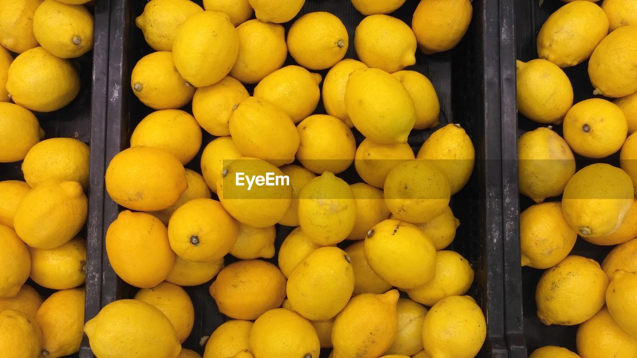 FULL FRAME SHOT OF ORANGES IN MARKET