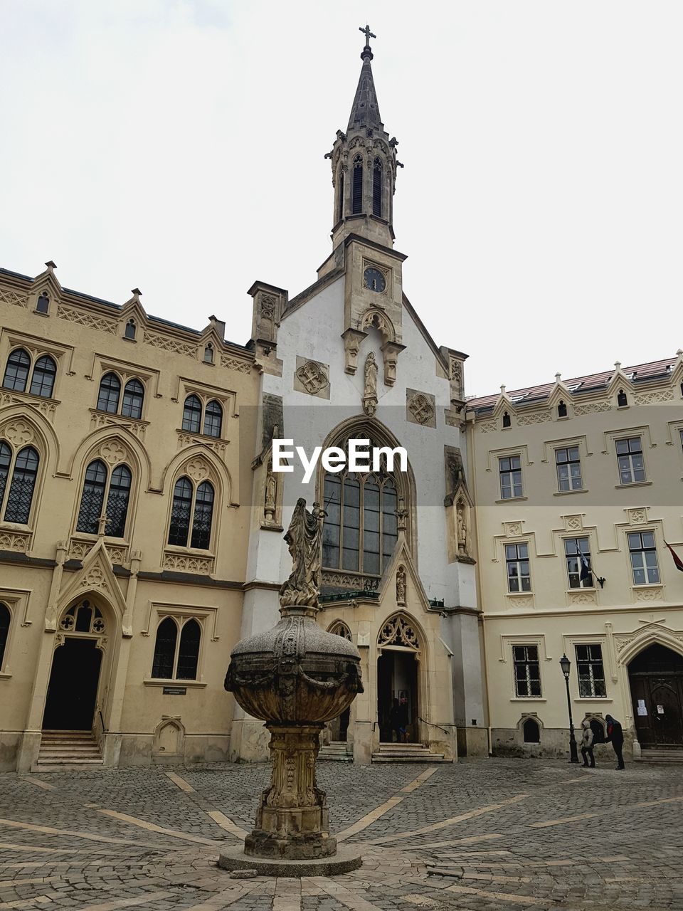 LOW ANGLE VIEW OF BUILDINGS IN CITY
