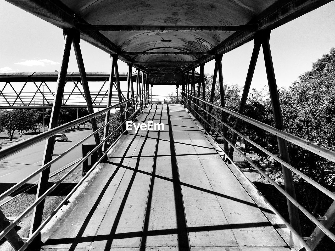 BRIDGE OVER WATER AGAINST SKY