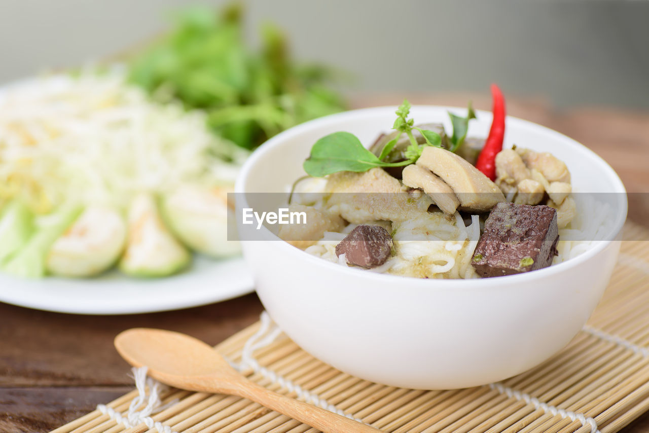 CLOSE-UP OF FOOD IN PLATE