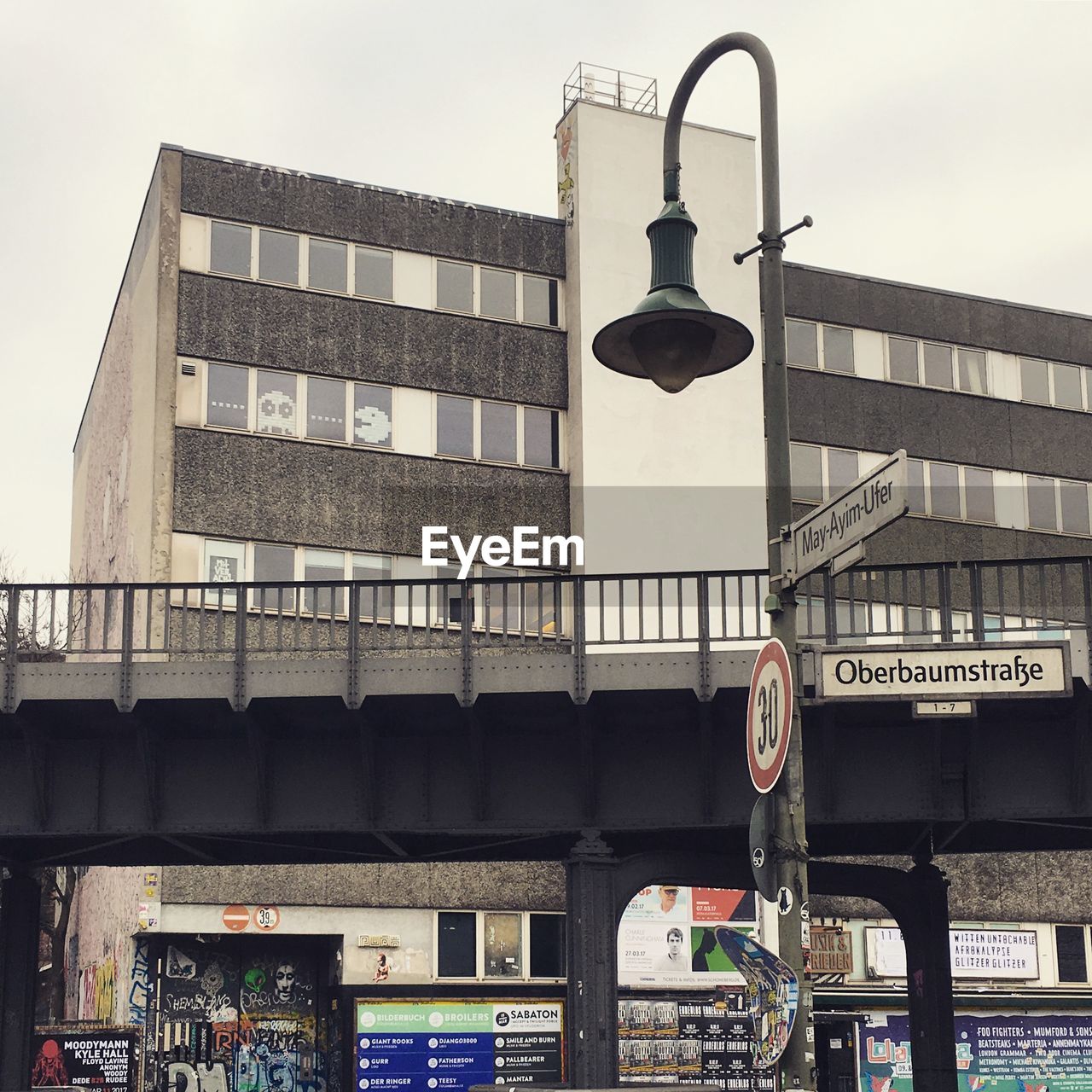 LOW ANGLE VIEW OF ILLUMINATED STREET LIGHT IN CITY