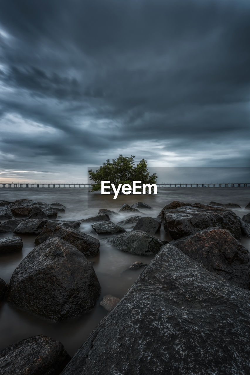 ROCKS ON SHORE AGAINST SEA