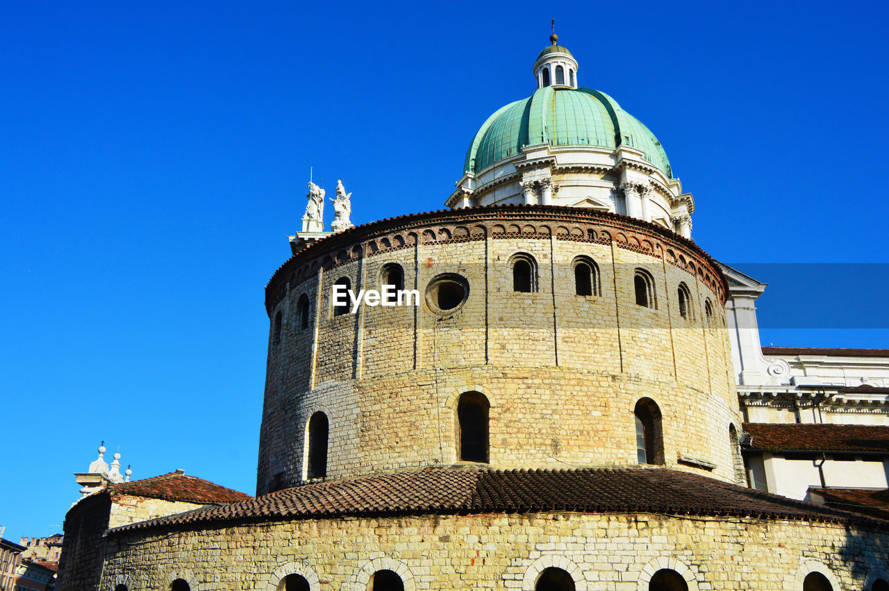 LOW ANGLE VIEW OF BUILT STRUCTURE AGAINST BLUE SKY