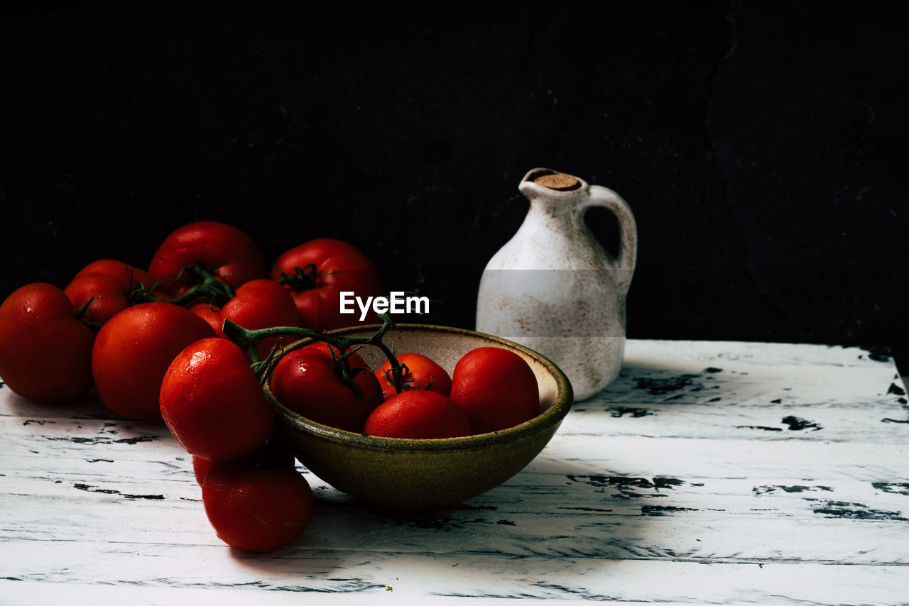 CLOSE-UP OF FRUITS IN BOWL