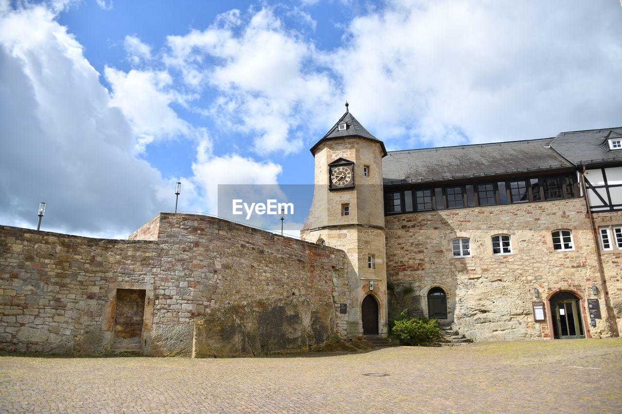 VIEW OF HISTORIC BUILDING AGAINST SKY