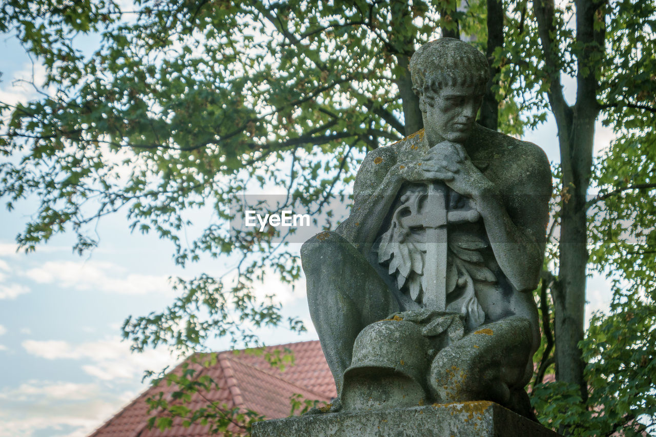 LOW ANGLE VIEW OF STATUE AGAINST SKY