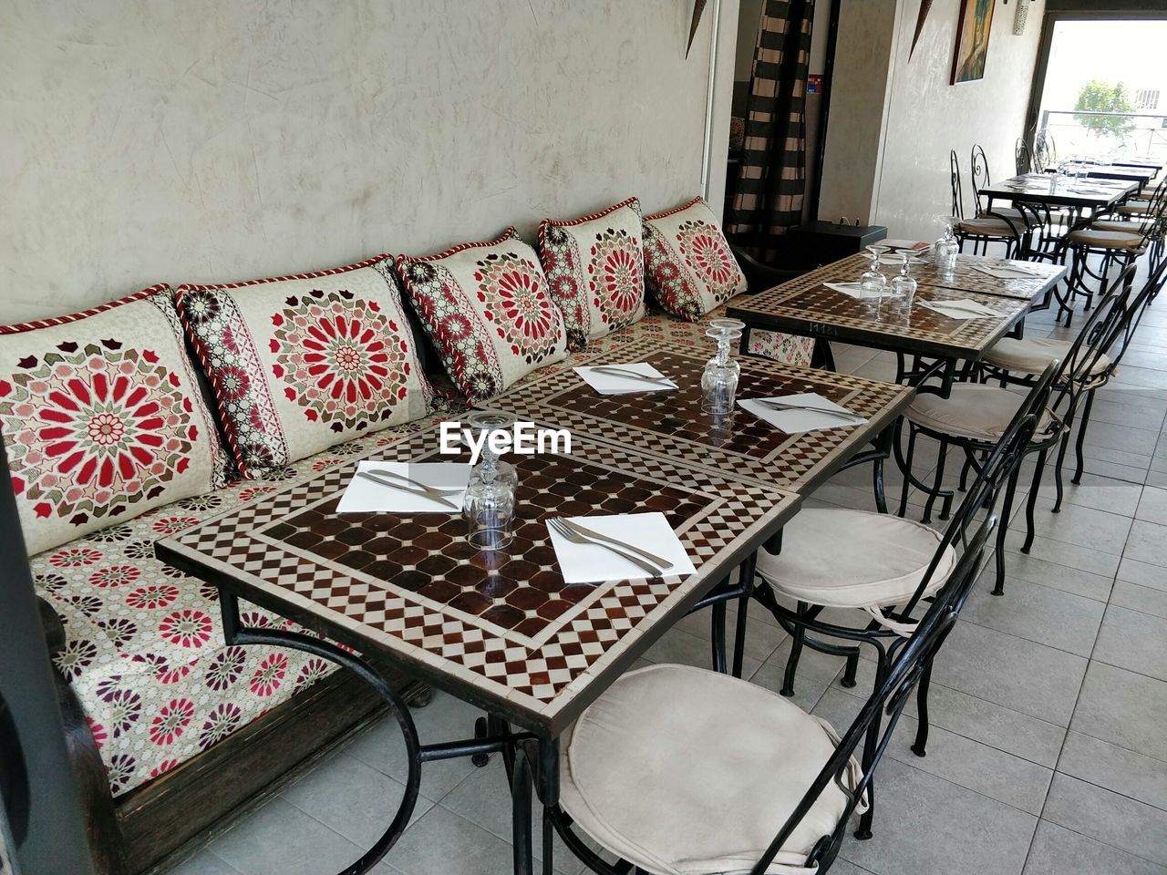 HIGH ANGLE VIEW OF EMPTY CHAIRS AT TABLE