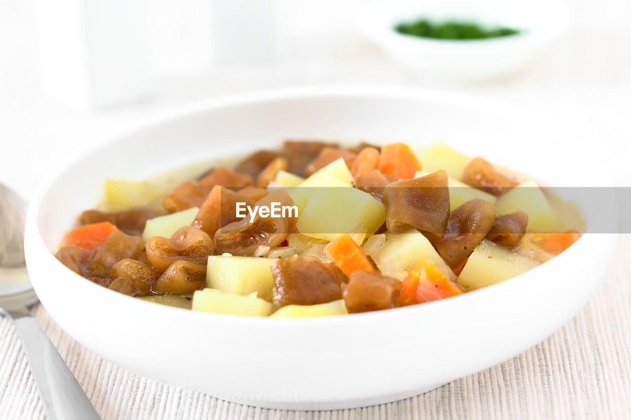 CLOSE-UP OF SOUP IN BOWL