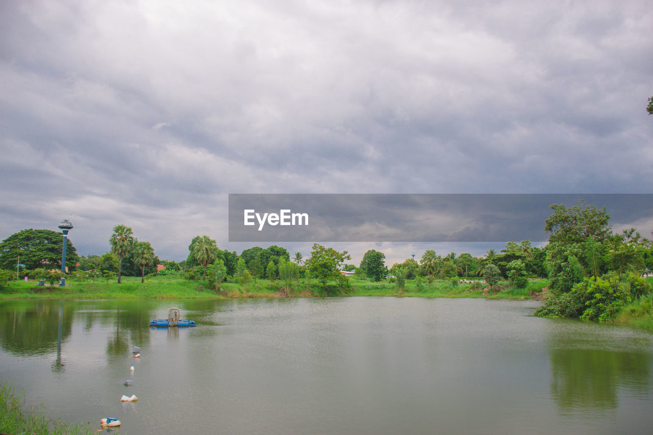 PANORAMIC VIEW OF LAKE AGAINST SKY