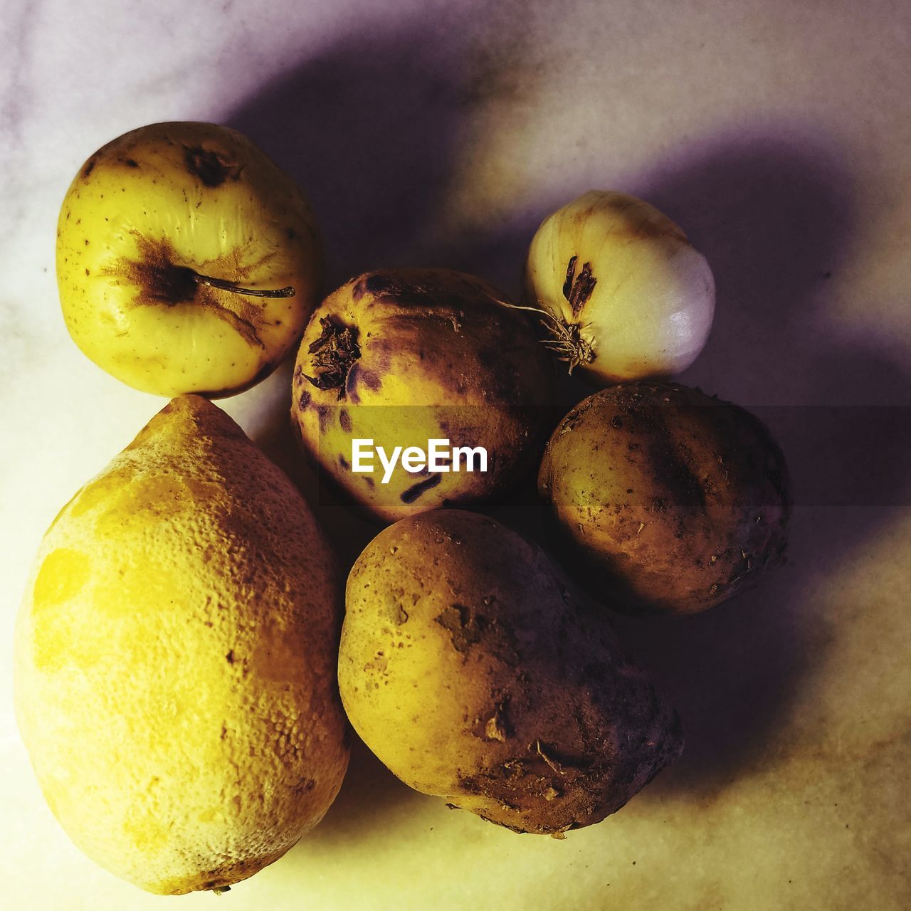 CLOSE-UP OF ORANGES ON TABLE