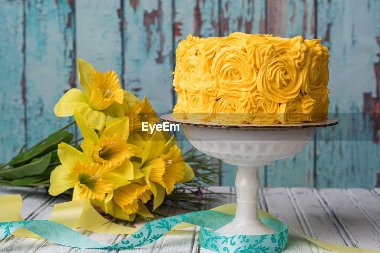 CLOSE-UP OF YELLOW FLOWERS IN POT